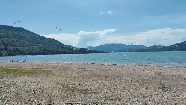 kitesurfing in Lac de Serre-Ponçon